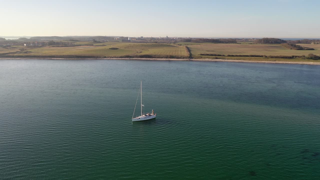 barco de vela fondeado en la costa de dinamarca