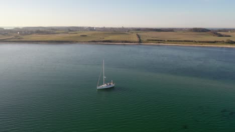 Segelboot-Ankert-An-Der-Küste-In-Dänemark