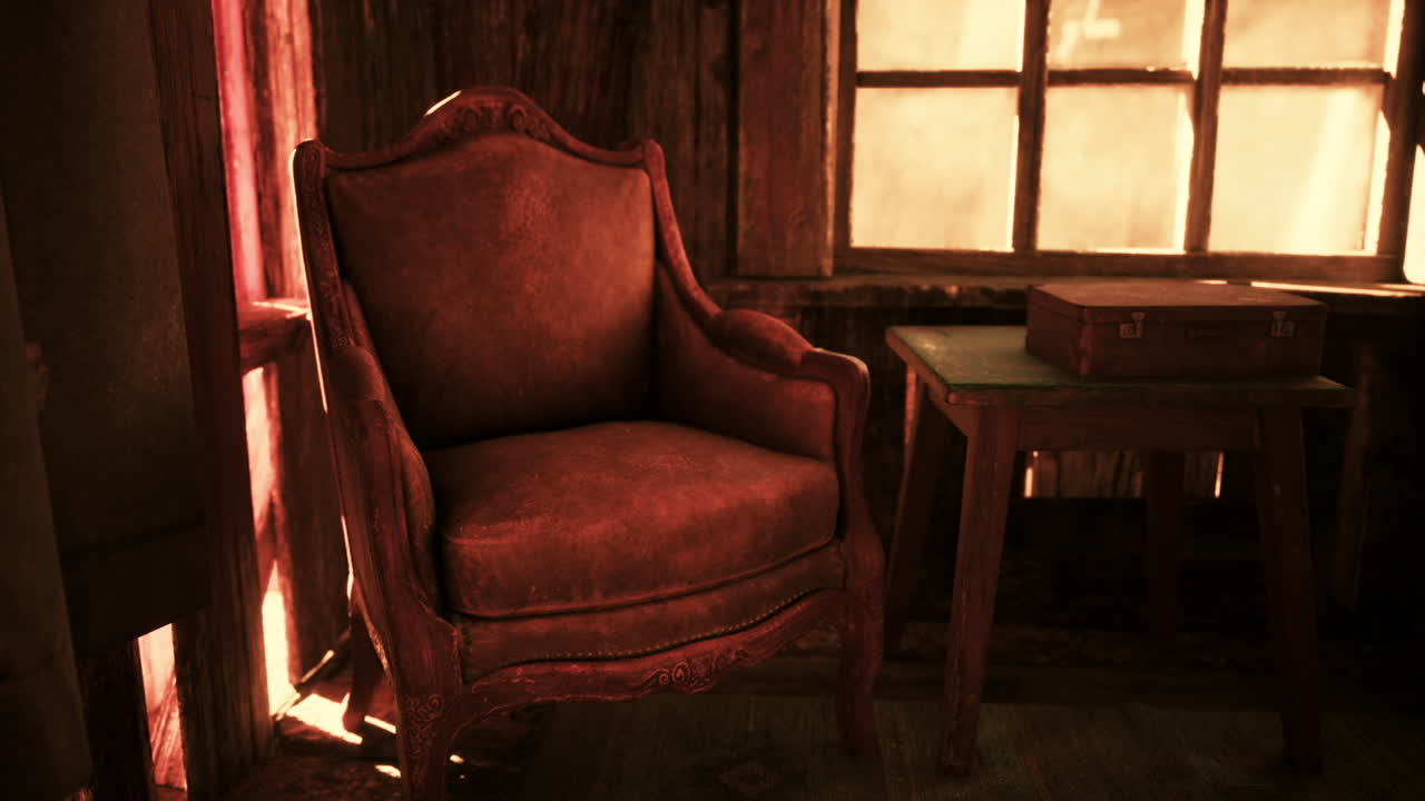 Comoda poltrona vintage nell'angolo di una cabina illuminata dal sole durante il pomeriggio