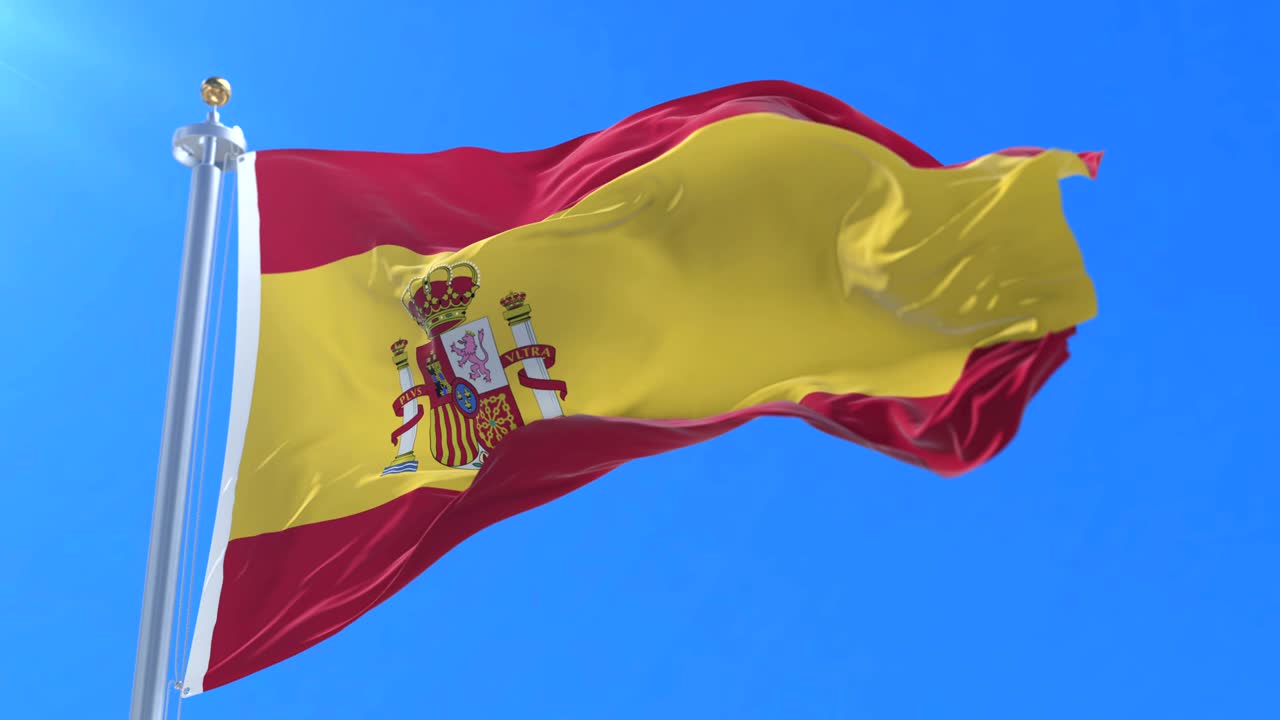 bandera de españa agitando en el viento con el cielo azul en lento, bucle