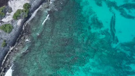 Zángano-Aéreo-Arena-Negra-Agua-Azul-Océano-Hawaii