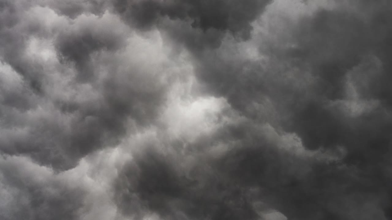 번개 폭풍과 구름 폭풍의 전망