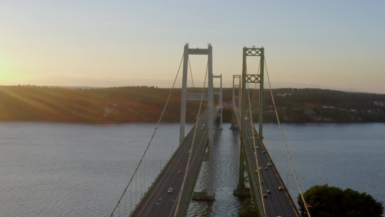 타코마 네로즈 다리 (tacoma narrows bridge) 는 미국 워싱턴 주 푸게트 사운드 (puget sound) 의 을 가로지르는 서스펜션 다리이다.