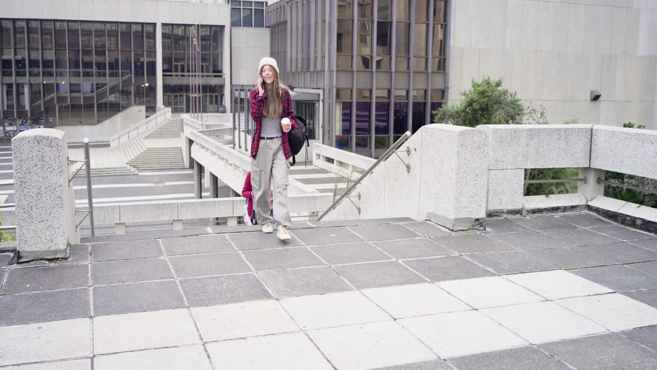Amigas diversificadas subindo escadas, a líder chegando ao topo e chamando para coordenar a travessia da praça.