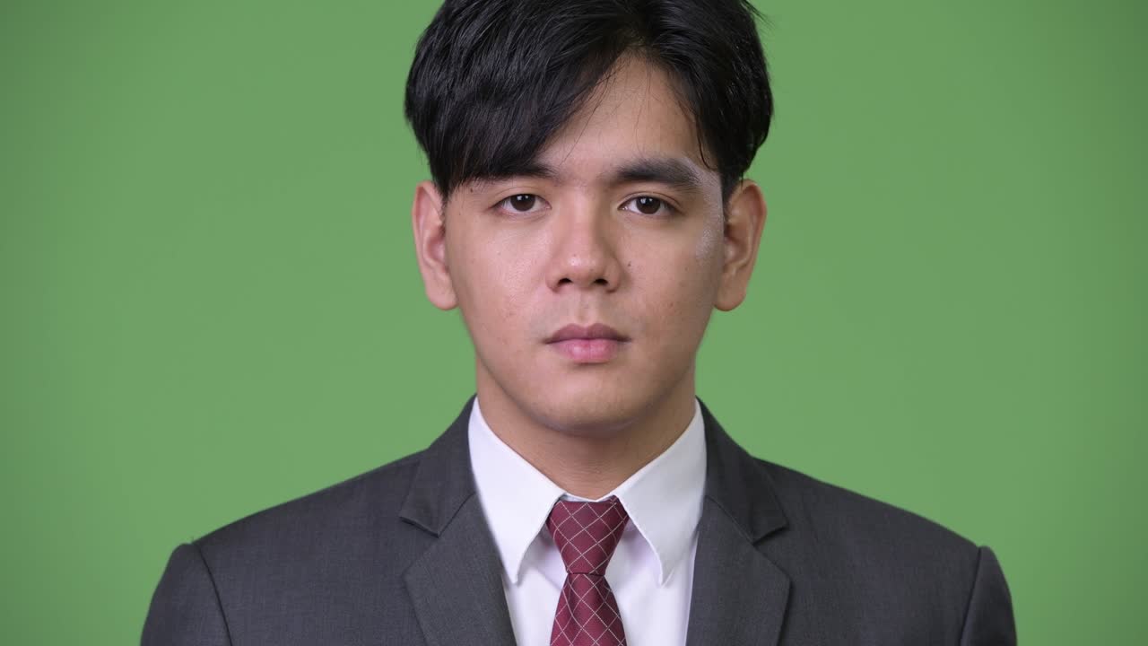 젊은 잘생긴 아시아 사업가 세 현명한 원이 개념으로 귀를 고