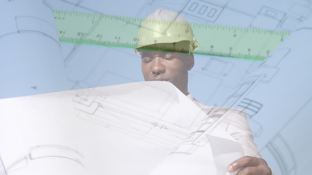 arquitecto comprobando los planos de los edificios