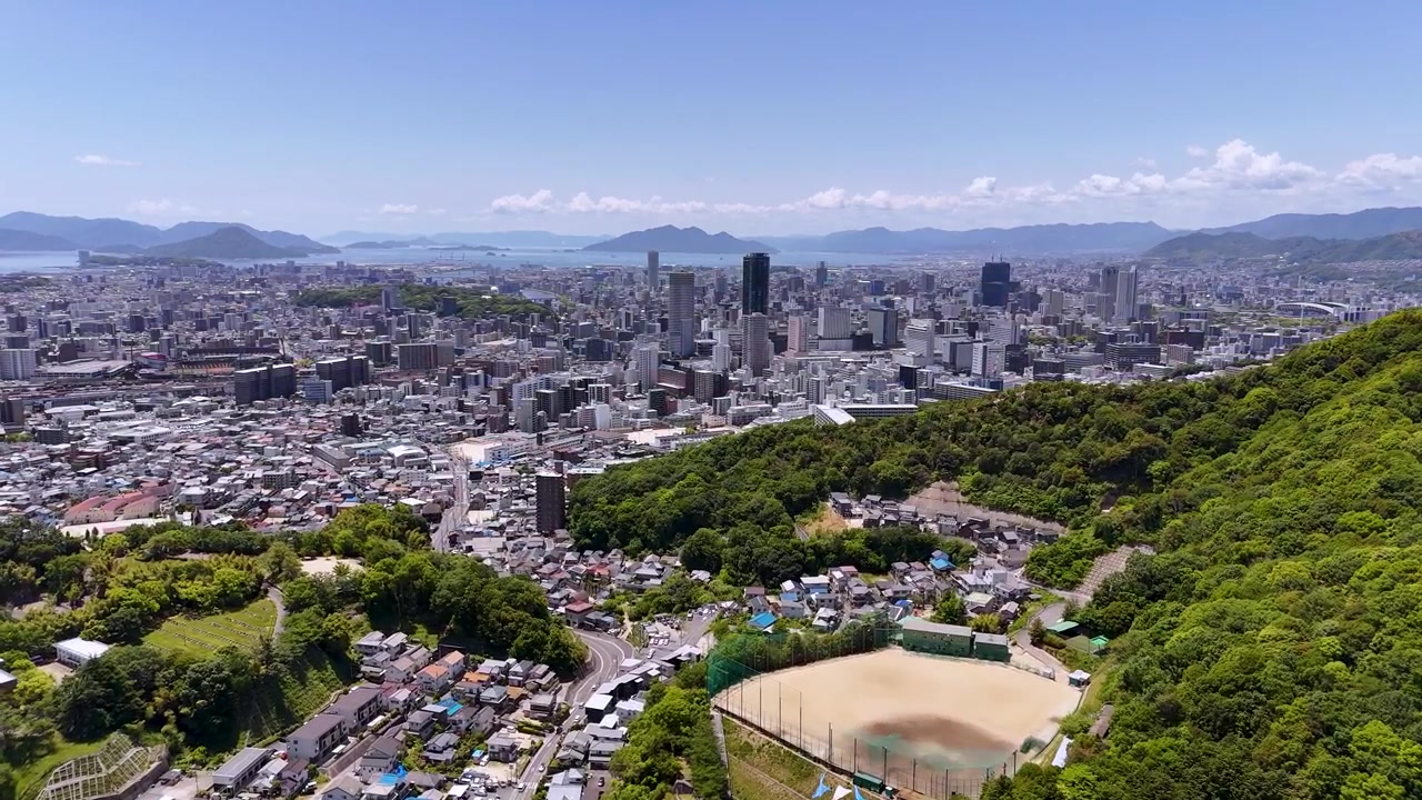 Voo ao lado de montanha com floresta densa, vista de Hiroshima (2 de 3)