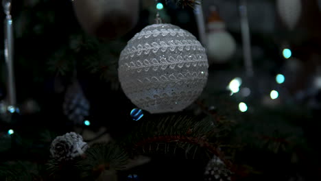 Decoración-Navideña-Oscura-En-El-árbol-Sagrado-Parpadeando-Lentamente