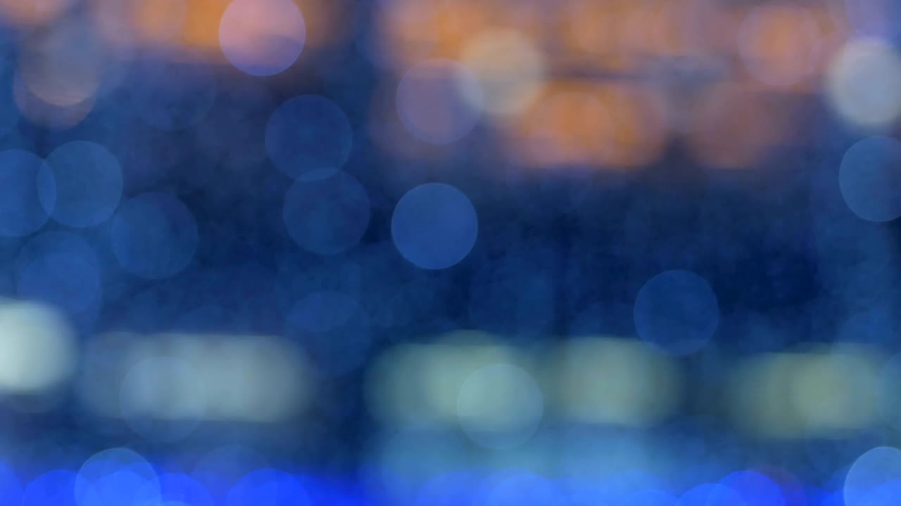 el fondo abstracto de la noche está desfocado con un bonito bokeh. luces de navidad borrosas bokeh. panorámica a través del borrón.