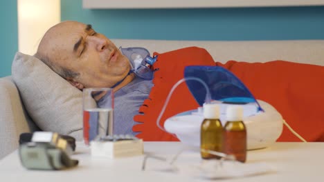 hombre enfermo en cama con enfermedad pulmonar que tiene dificultad para respirar.