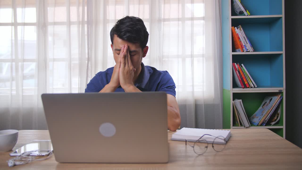 hombre estresado trabajando desde casa