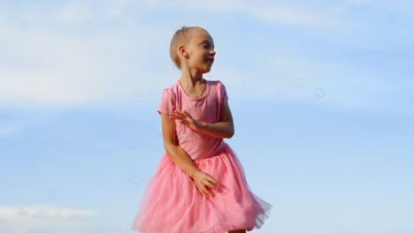 Mujer-Alegre-Soplando-Pompas-De-Jabón-En-El-Parque-De-La-Ciudad.-Niña-Alegre-Jugando-Al-Aire-Libre.