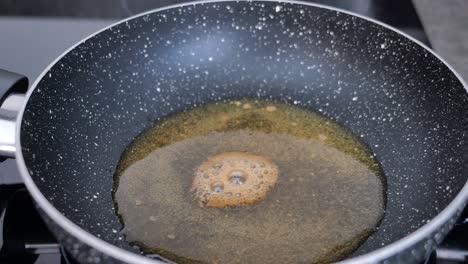 aceite en una sartén
