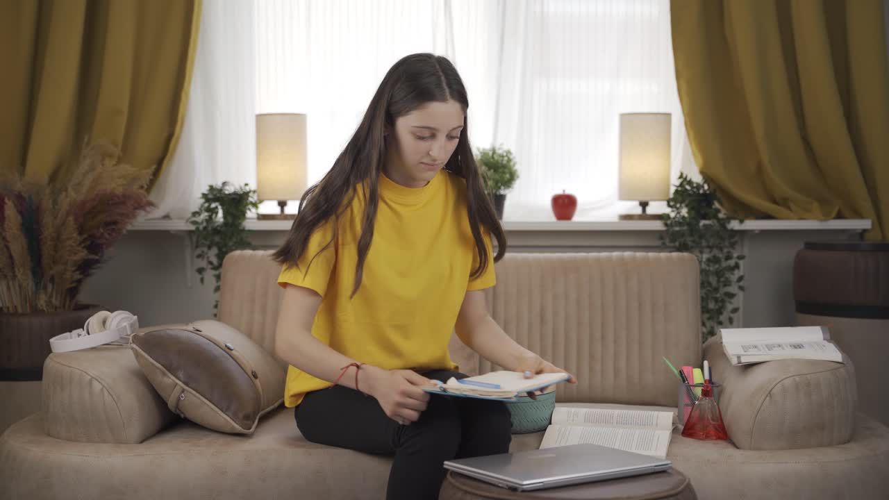 estudiante deprimida que experimenta presión familiar.