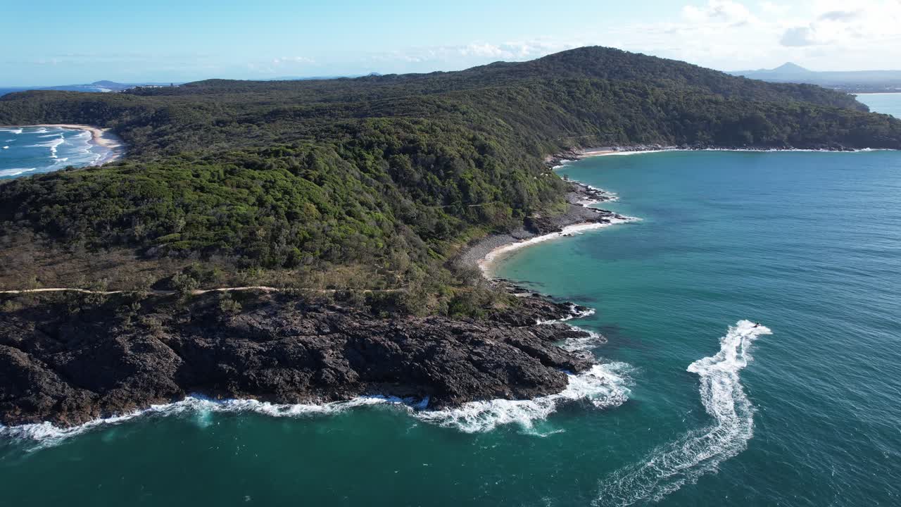 Navigando lungo la costa rocciosa di Granite Bay a Noosa Heads, Queensland, Australia. Ripresa aerea con drone