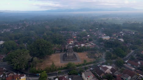templo de mendut, vista panorámica a través de un vasto paisaje