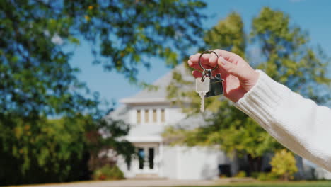 Hand-Holding-New-House-Key