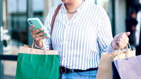 Mujer,-Teléfono-Y-Manos-Caminando-Con-Bolsa-De-Compras