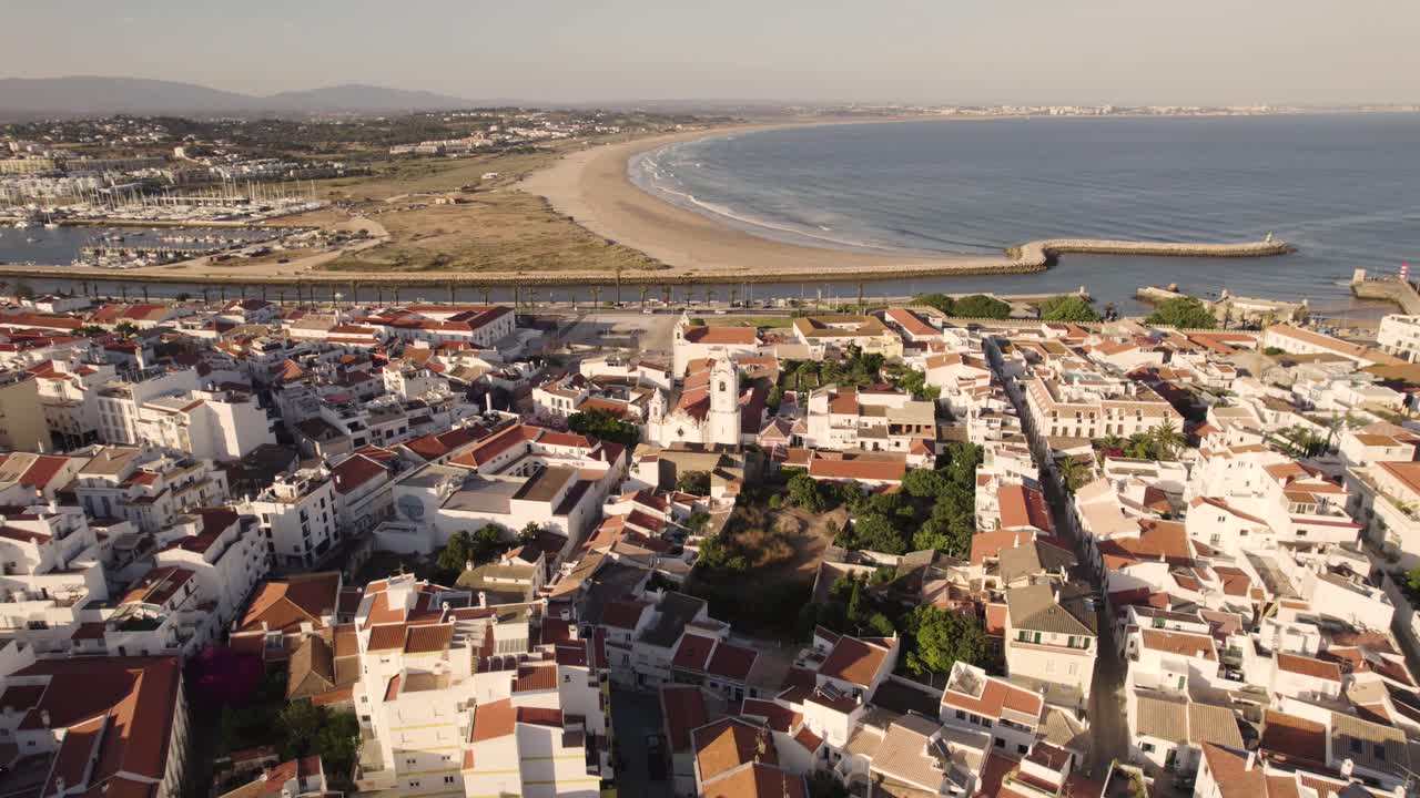 Ripresa aerea all'indietro del centro storico di Lagos in Portogallo con l'oceano sullo sfondo