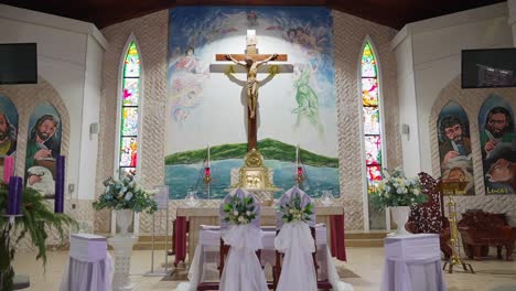 sacar una foto de las decoraciones de la boda del altar dentro de una iglesia católica