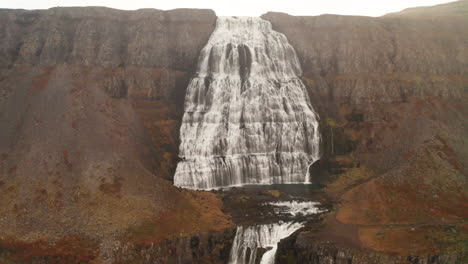 impresionantes paisajes de la naturaleza con montañas y agua en cascada en las cascadas de dynjandi en los fiordos del oeste, islandia