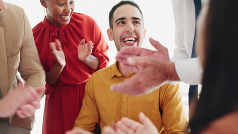hombre de negocios, aplaudiendo y trabajo en equipo felicitaciones