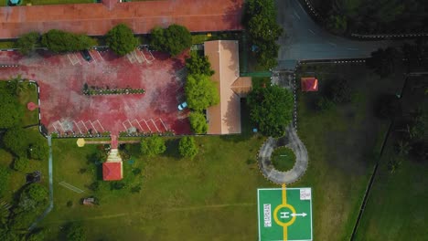 imágenes cinematográficas de drones de efluentes residenciales de molinos de aceite de palma consisten en edificios, casas, carreteras principales e infraestructura rodeadas de deforestación de árboles de aceite de palma ubicados en indonesia en full hd