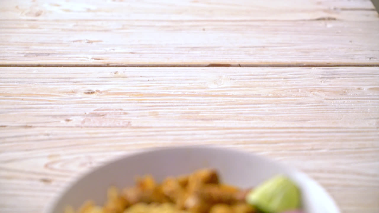 sopa de curry de fideos del norte de tailandia con cerdo estofado - estilo de comida tailandesa