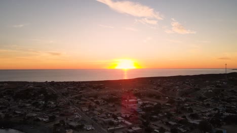 Wunderschöner-Gelber-Und-Orangefarbener-Sonnenuntergang-über-Der-Küstenstadt-Bahia-Asuncion-Baja-Mexico