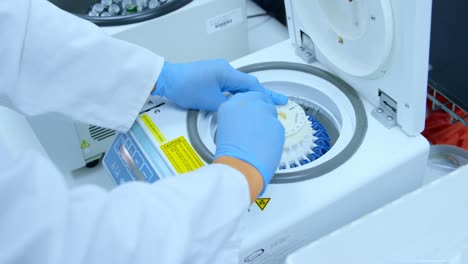 técnico de laboratorio que utiliza una máquina centrífuga refrigerada 4k