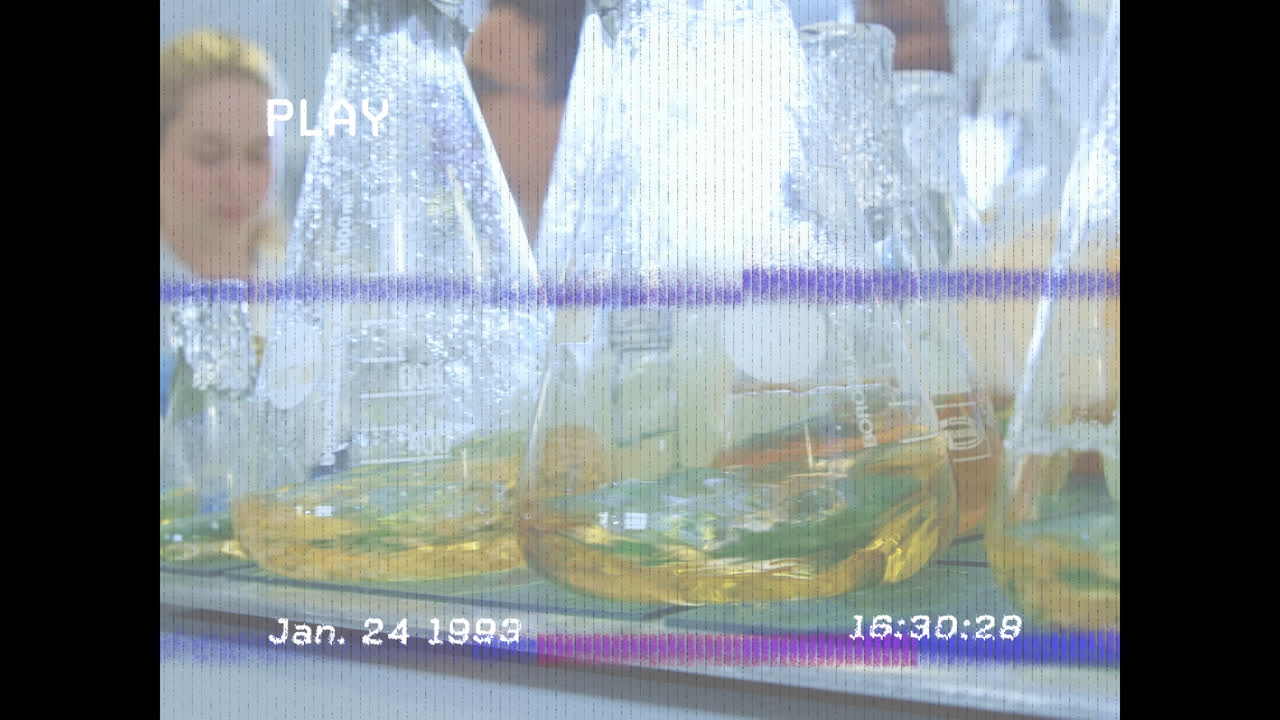 실험실에서 컵과 다양한 과학자들에 대한 간섭의 애니메이션