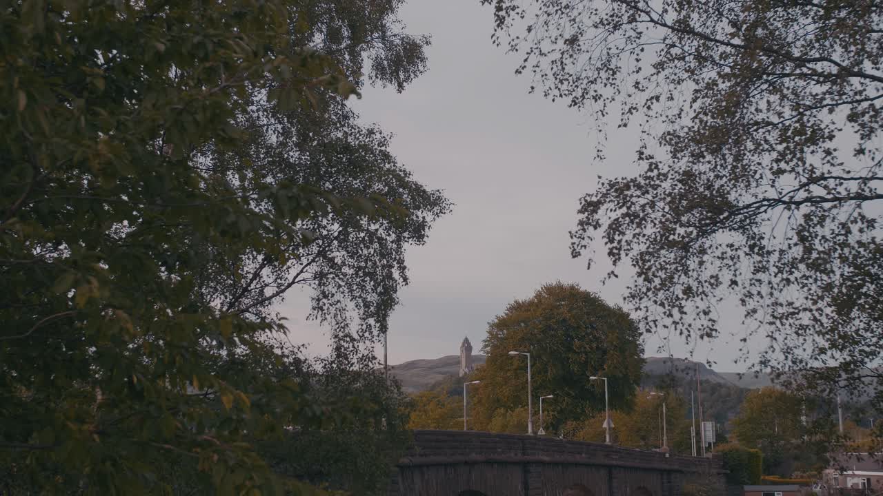 toma de mano del viejo puente de stirling y el monumento nacional de wallace en el fondo en el reino unido