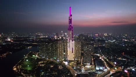 Breiter-Luftzoom-Der-Skyline-Von-Saigon-Mit-Dem-Beleuchteten-Wahrzeichen-81-In-Einer-Modernen-Asiatischen-Stadt