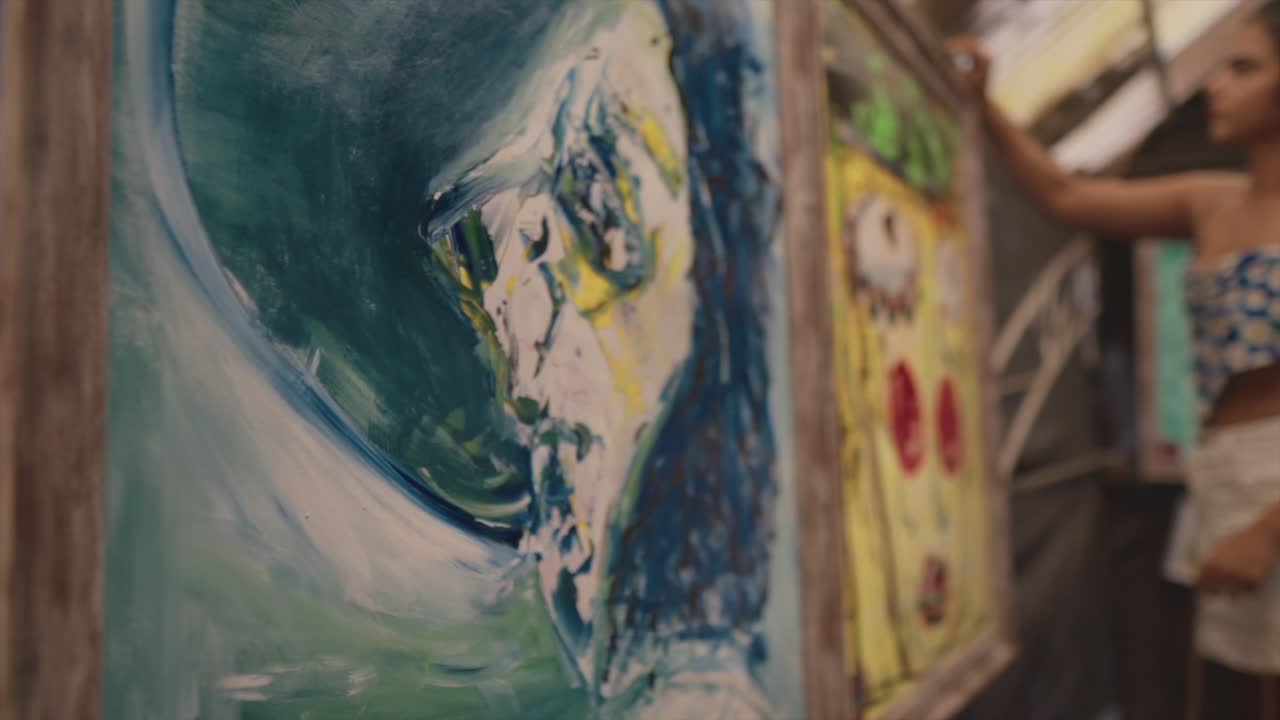 매혹적인 슬로우 모션 촬영에서 인도 예술가 여성은 열정적으로 그녀의 스튜디오에서 추상적인 그림을 만 ⁇ 니다