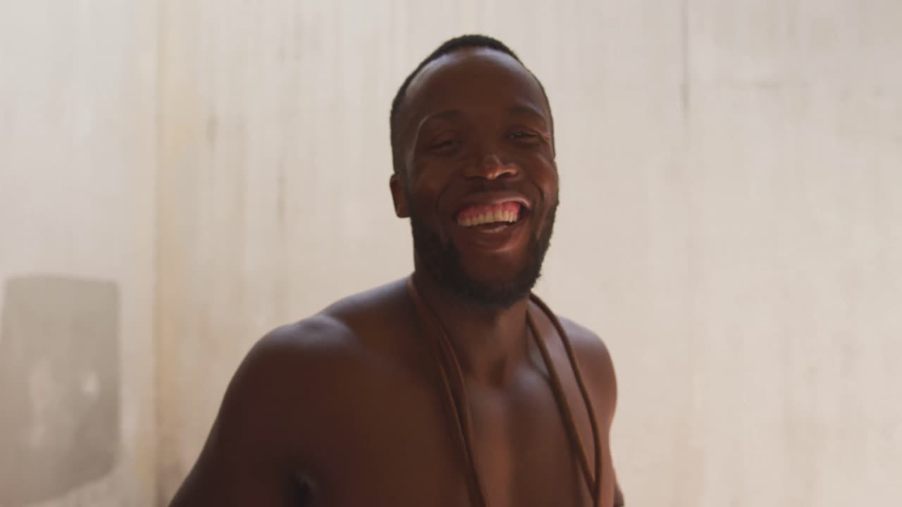 hombre de formación en un entorno urbano tomando un descanso