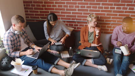 comida, computadora portátil y estudiante de trabajo