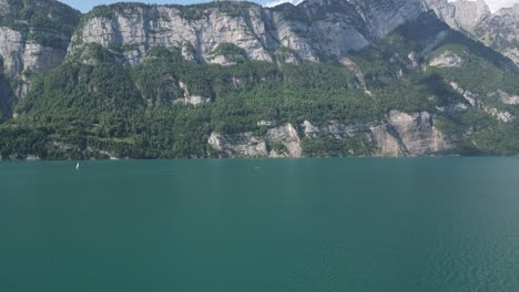 Majestuoso-Telón-De-Fondo-Montañoso-Alpino-Y-Escarpado-Sobre-El-Lago-De-Almejas-Suizo