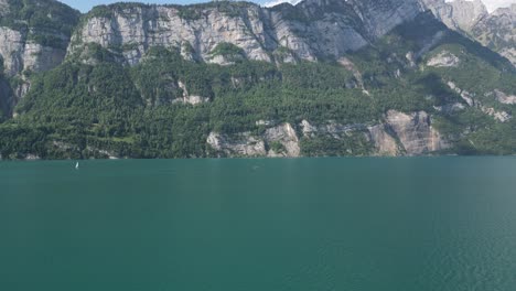 majestuoso telón de fondo montañoso alpino sobre el lago de almejas de suiza