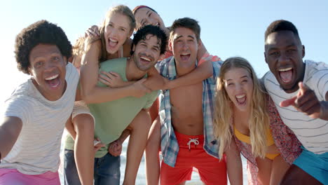 Grupo-Diverso-De-Amigos-Disfrutando-De-Un-Día-En-La-Playa