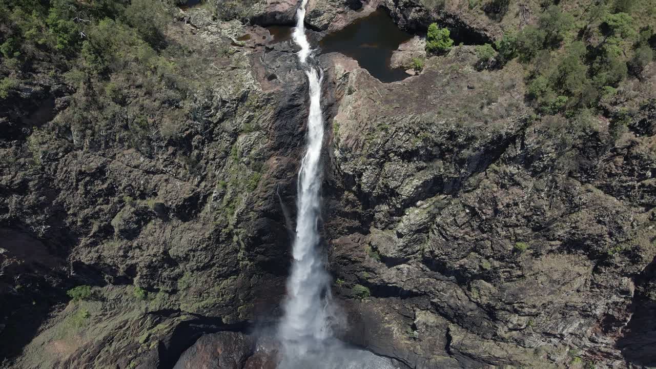 cataratas wallaman - cascada de una sola gota en el parque nacional girringun en queensland, australia