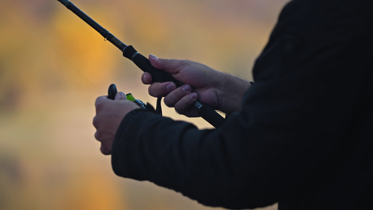 Mann fisker med fiskestang