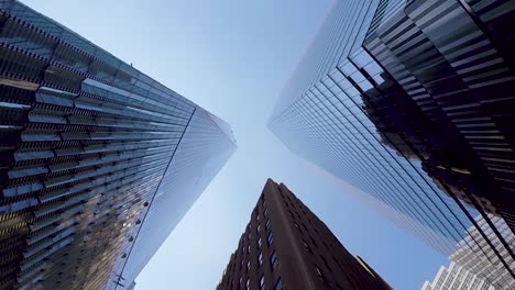 mirando hacia los impresionantes rascacielos en manhattan de la ciudad de nueva york