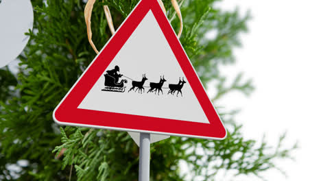 Digitale-Animation-Des-Weihnachtsmanns-Im-Schlitten,-Der-Von-Rentieren-Gezogen-Wird,-Auf-Einem-Schild