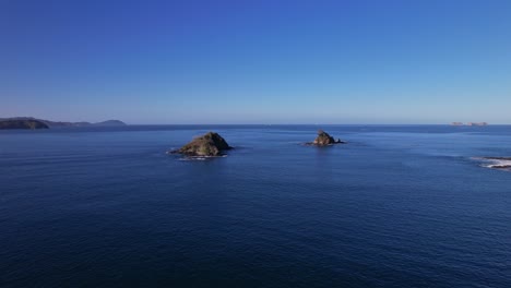 Small-islands-in-a-calm-sea-full-of-great-biodiversity