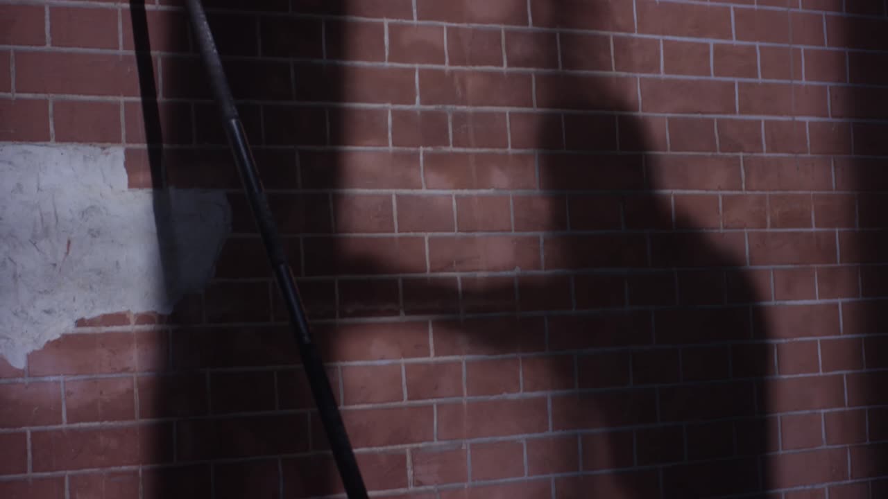 체육관 에서 운동 하는 사람 들 의 그림자