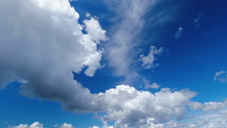 Zeitraffer-Am-Himmel,-Während-Wolken-Durch-Den-Leuchtend-Dunkelblauen-Himmel-Rauschen,-Naturaufnahme