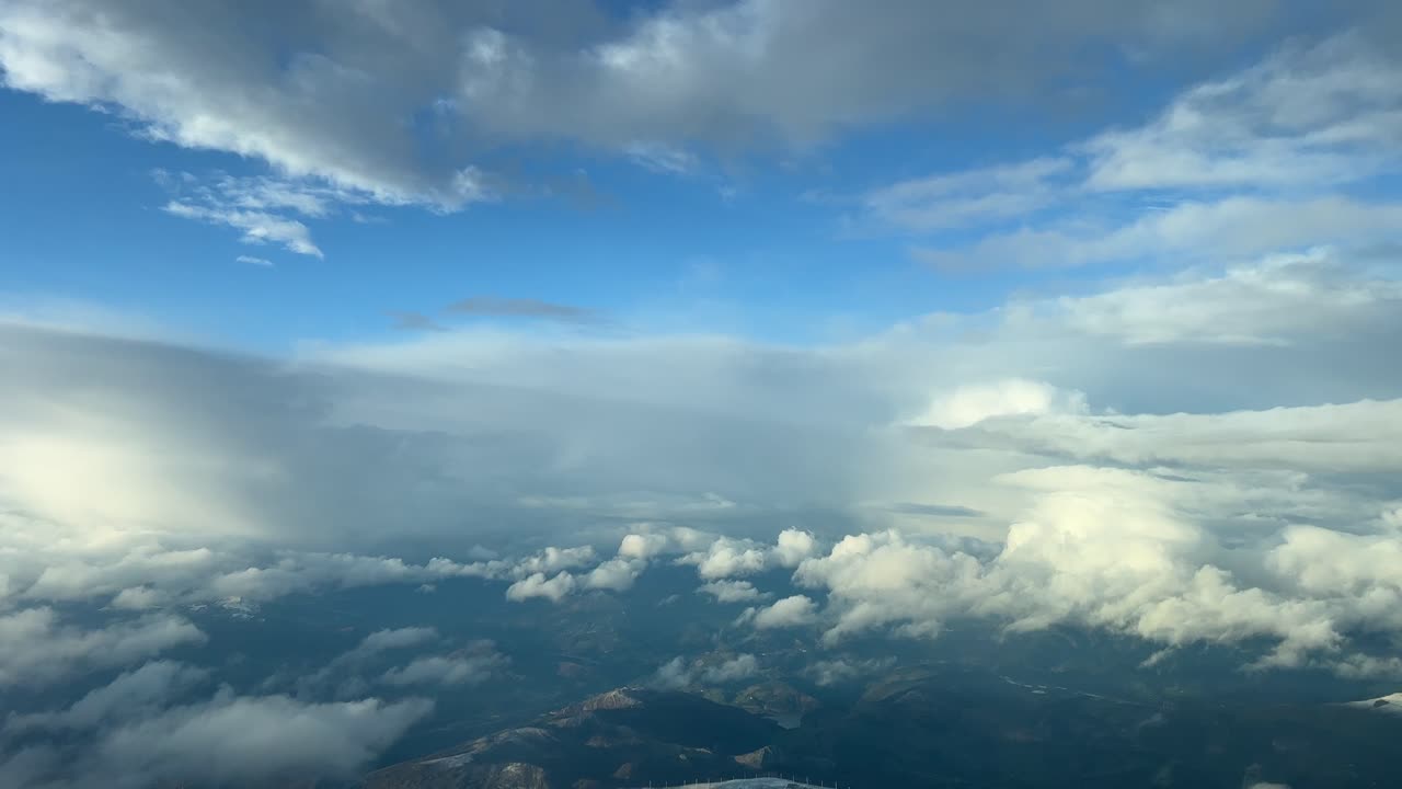 스페인 빌바오 공항으로 하강하는 동안 제트기 조종석에서 기록된 산맥 위의 눈 구름으로 가득 찬 겨울 하늘