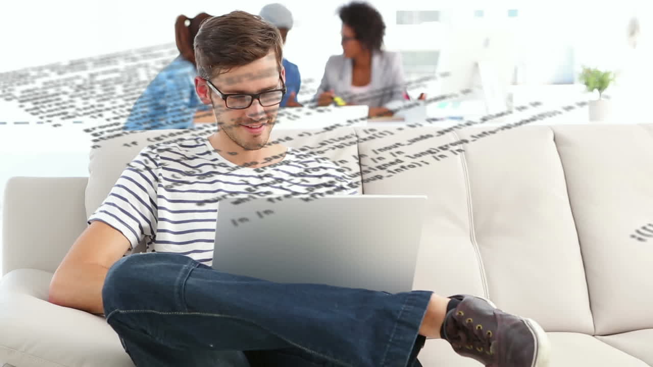 video compuesto digital de procesamiento de datos contra un hombre caucásico sonriendo mientras usa una computadora portátil