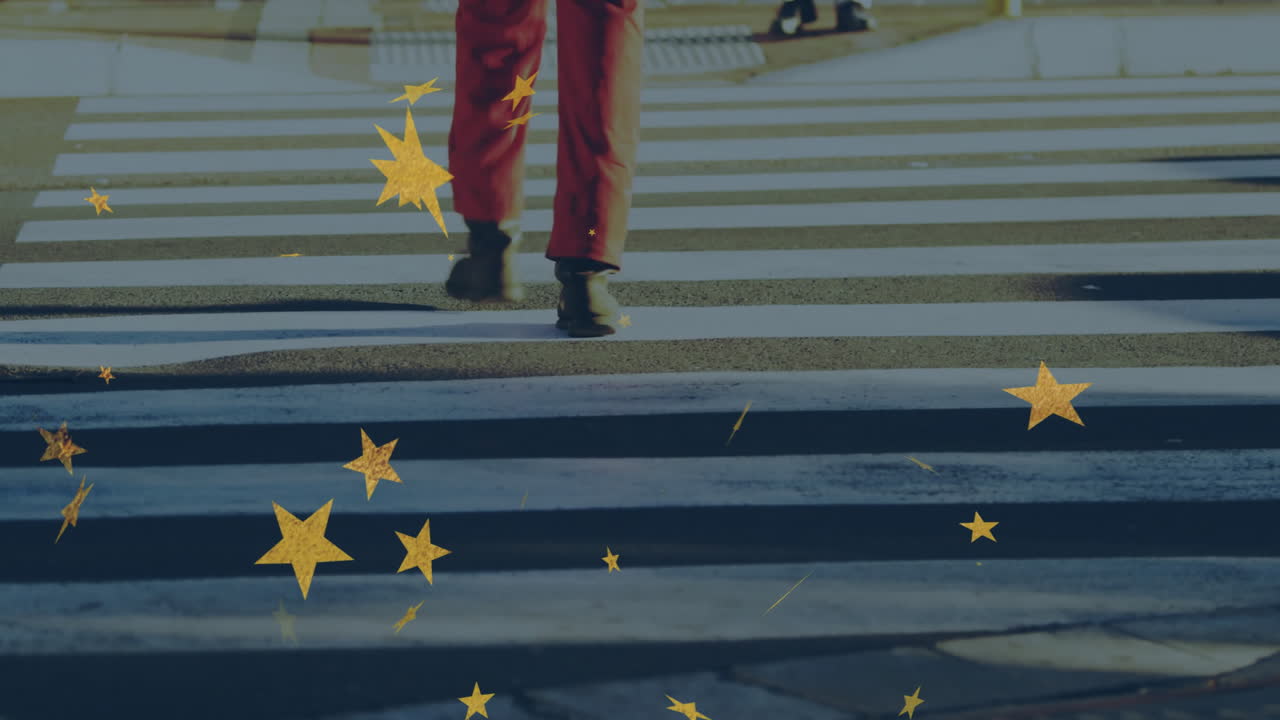 Persona che attraversa la strada, con un'animazione di stelle dorate sovrapposta alla scena.