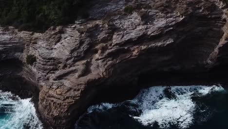 無人機在海邊的懸崖旁邊 夏威夷